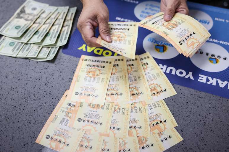 Lojista conta cartelas de apostas da Powerball