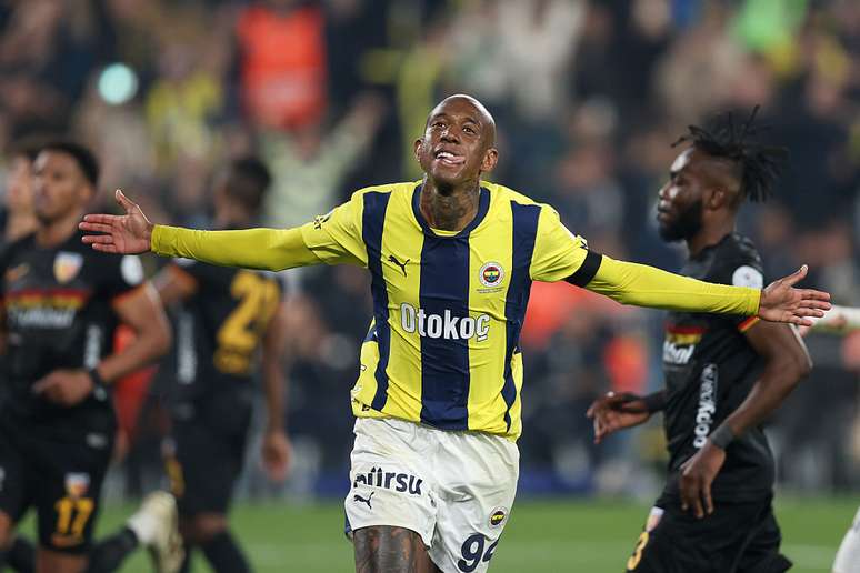 Anderson Talisca comemora gol pelo Fenerbahçe, da Turquia