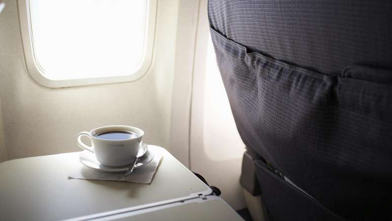 Mulher processa companhia aérea em mais de R$ 50 milhões após comissária de bordo supostamente derramar café quente nela 