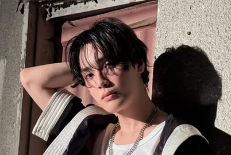 O The Boyz foi fundado em 2017 e Ju Haknyeon era o 11º membro do grupo