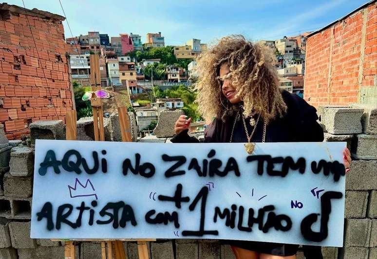 Mileny Leme vinha postando fotos com cartazes e o crescente número de seguidores, até este, emblemático, de 1 milhão.
