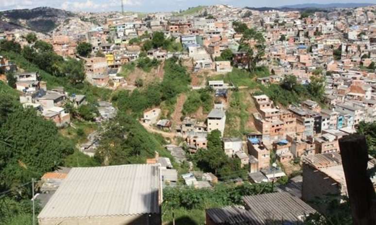 Os morros do Zaíra, dividido em sete partes. Mileny é do Zaíra 3. Um quarto da população de Mauá mora ali, cerca de 100 mil pessoas.
