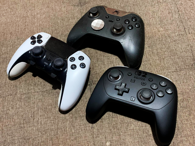 Controle Pro do Nintendo Switch 2 ao lado de seus rivais