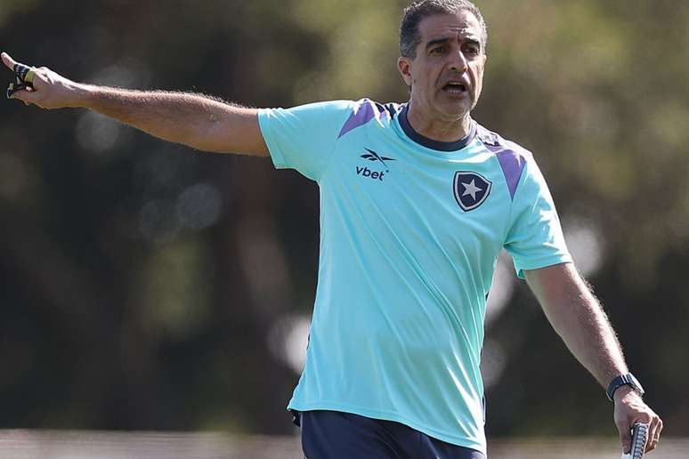 Renato Paiva comandando treino do Flamengo