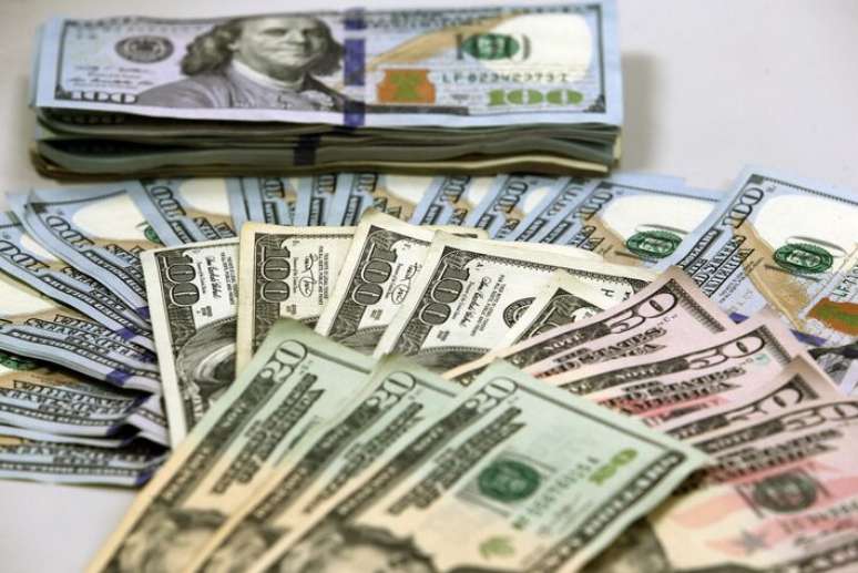 Brasil tinha 433 mil milionários em dólares norte-americanos em 2024.