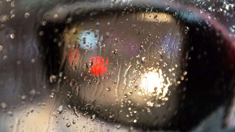 Com o frio, fica difícil desembaçar o vidro do carro usando o ar