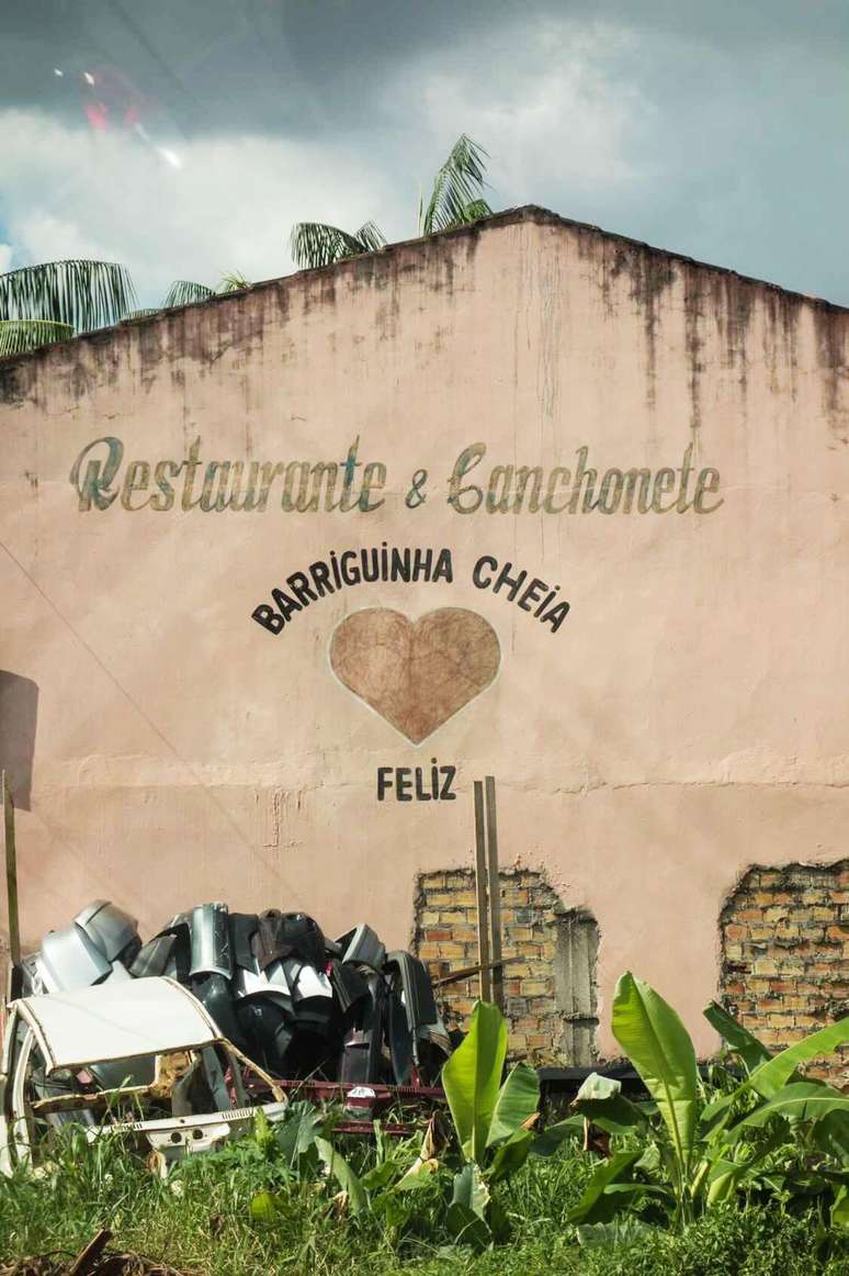 Fachada lateral de restaurante fotografada em Belém, no Pará