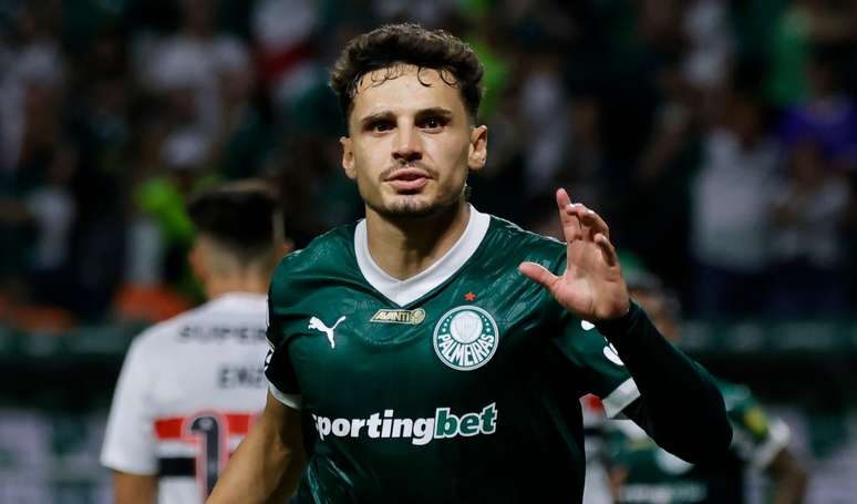 Raphael Veiga, do Palmeiras, segue dieta com macarrão e tem truque com açaí antes do jogo.