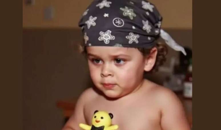 Há cerca de 55 anos, esse bebê bochechudo, de olhar penetrante e bandana no cabelo jamais imaginou que seria famoso vilão em novela da Globo. Reconhece?.