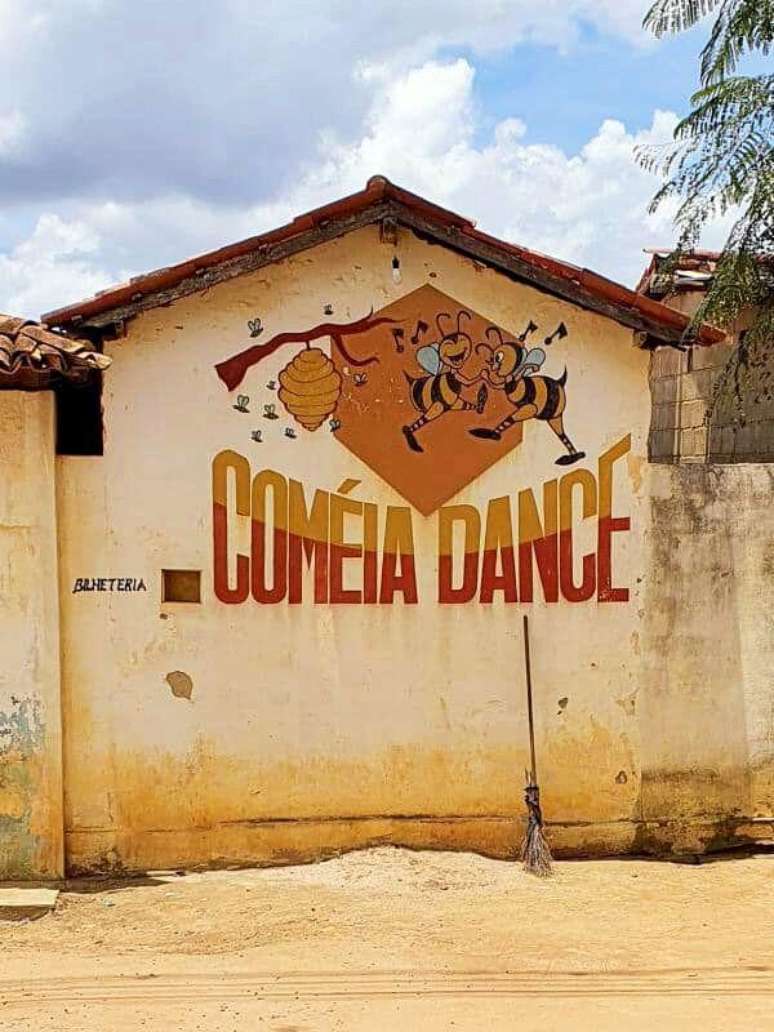 Fachada da discoteca Coméia Dance, no Povoado de Abelhas, distrito de Inhobim, que pertence ao município de Vitória da Conquista, na Bahia