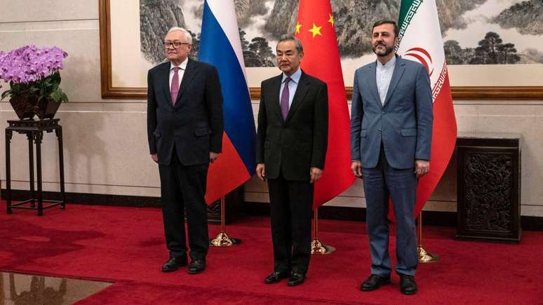 O ministro das Rela&ccedil;&otilde;es Exteriores da China, Wang Yi (centro), recebe seu hom&oacute;logo russo, Sergei Ryabkov (esq.) e o vice-ministro das Rela&ccedil;&otilde;es Exteriores do Ir&atilde;, Kazem Gharibabadi, em Pequim, em mar&ccedil;o deste ano
