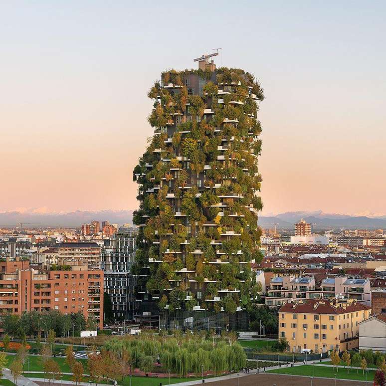 Inaugurato 10 anni fa, il complesso Bosco Verticale di Milano, in Italia, è stato il primo bosco verticale al mondo