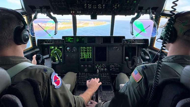 O comandante do 53° Esquadrão de Reconhecimento Climático, coronel Stephen Pituch, e o capitão Nate Wordal aterrissam no atol de Kwajalein, nas ilhas Marshall, a caminho do Japão
