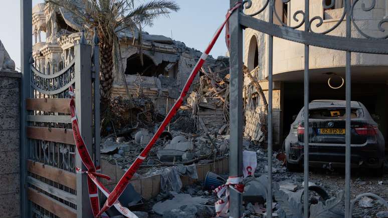 Quatro pessoas morreram quando o m&iacute;ssil atingiu esta casa em Tamra