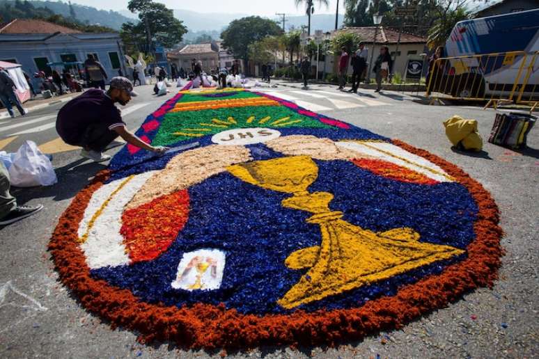 Tradicional tapete colorido é tradição na celebração de Corpus Christi.