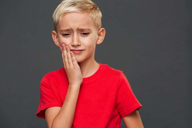 O bruxismo infantil não tratado pode provocar desgaste dos dentes, dores de cabeça, estalos ao mastigar, alterações ATM, entre outros