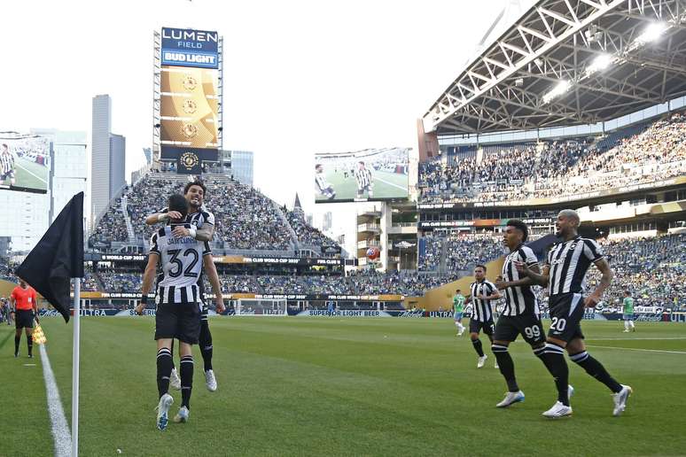 Time do Botafogo comemorando o gol de Jair contra o Seattle Sounders 