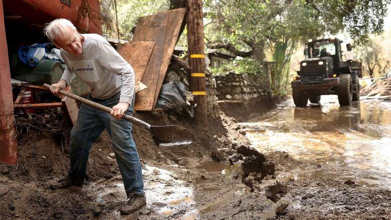 Deslizamentos de terra atingiram ruas da Califórnia durante uma potente tempestade causada por um rio atmosférico, em fevereiro de 2025