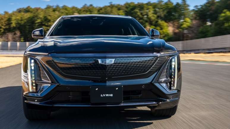 Lyriq está disponível em versões com um ou dois motores elétricos, tração traseira ou integral e bateria de 102 kWh com alcance de cerca de 500 km