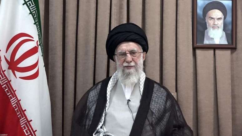 L&iacute;der supremo do Ir&atilde;, o aiatol&aacute; Ali Khamenei, fez sua primeira apari&ccedil;&atilde;o desde os ataques da semana passada de Israel