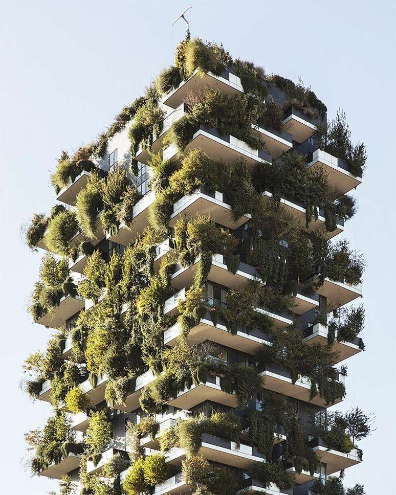 Bosco Verticale mantiene fresco l'ambiente in cui vivono i suoi residenti e funge da casa per gli uccelli, oltre che per gli esseri umani.
