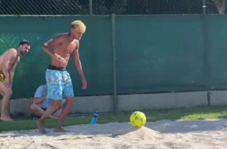 Reprodu&ccedil;&atilde;o / Instagram - Legenda: Lamine Yamal jogando futev&ocirc;lei