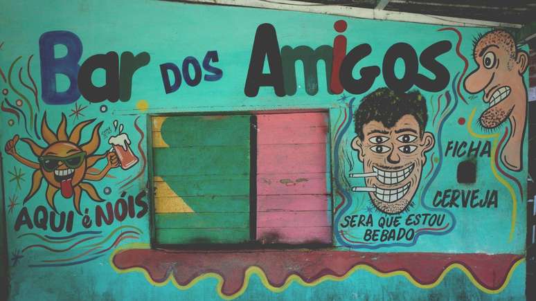 Perfil no Instagram reúne pinturas feitas à mão Brasil à fora, como neste bar em Santo Amaro do Maranhão