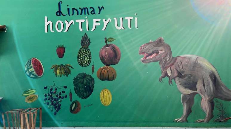 Clara já recebeu dezenas de vezes fotos desse hortifruti em Moreré, na ilha de Boipeba (BA), que sempre cativa os olhares com suas frutas e um Tiranossauro-rex