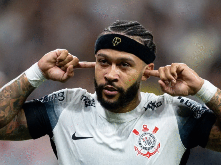 Holandês Memphis Depay comemorando gol pelo Corinthians 