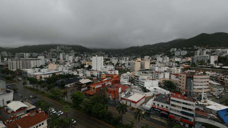 Nuvens de tempestade se espalham sobre Acapulco à medida que o furacão Erick se fortalece na costa do Pacífico, no estado de Guerrero, México, em 19 de junho de 2025.