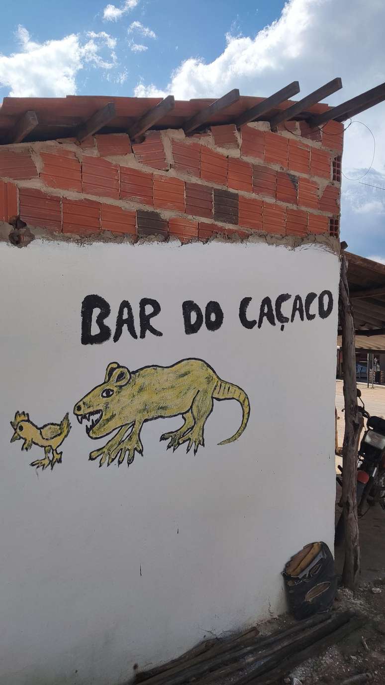 Pintura feita à mão na parede de bar em Exu, Pernambuco