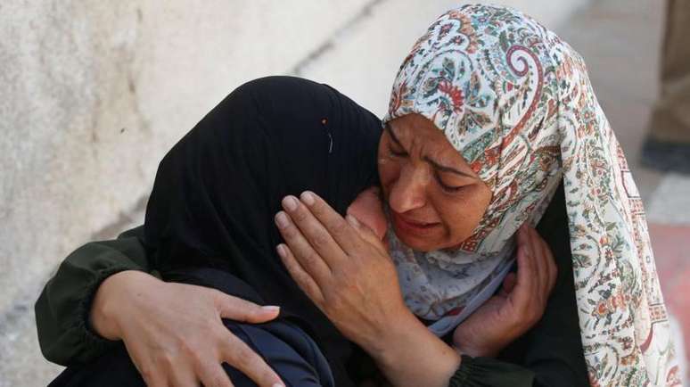 Pelo menos 12 palestinos foram mortos por for&ccedil;as israelenses nesta quinta-feira (19/6) enquanto aguardavam ajuda no centro de Gaza