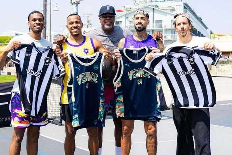 Freitas e Barboza bateram uma bola em quadra de basquete de rua –