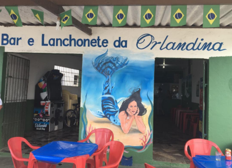 Sereia fotografada em bar em Cananeia, no litoral de São Paulo