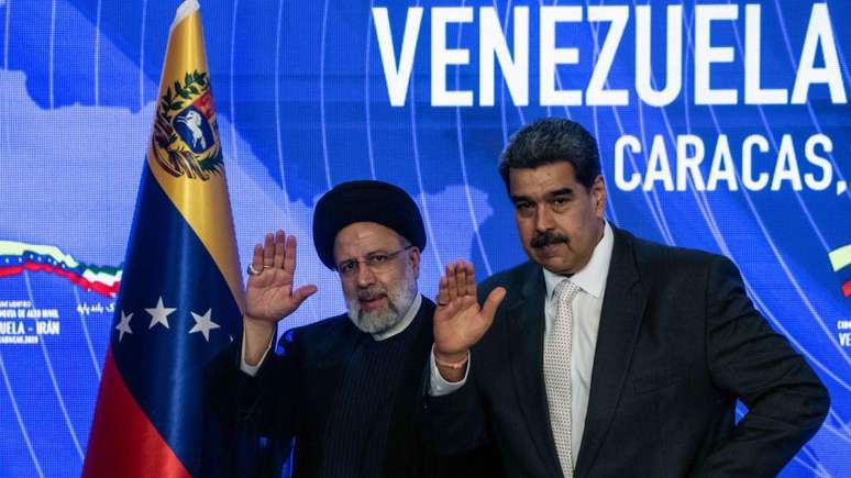 O presidente da Venezuela, Nicol&aacute;s Maduro, ao lado de Ebrahim Raisi (1960-2024), ent&atilde;o presidente do Ir&atilde;, no Pal&aacute;cio Miraflores, em Caracas, no dia 12 de junho de 2023