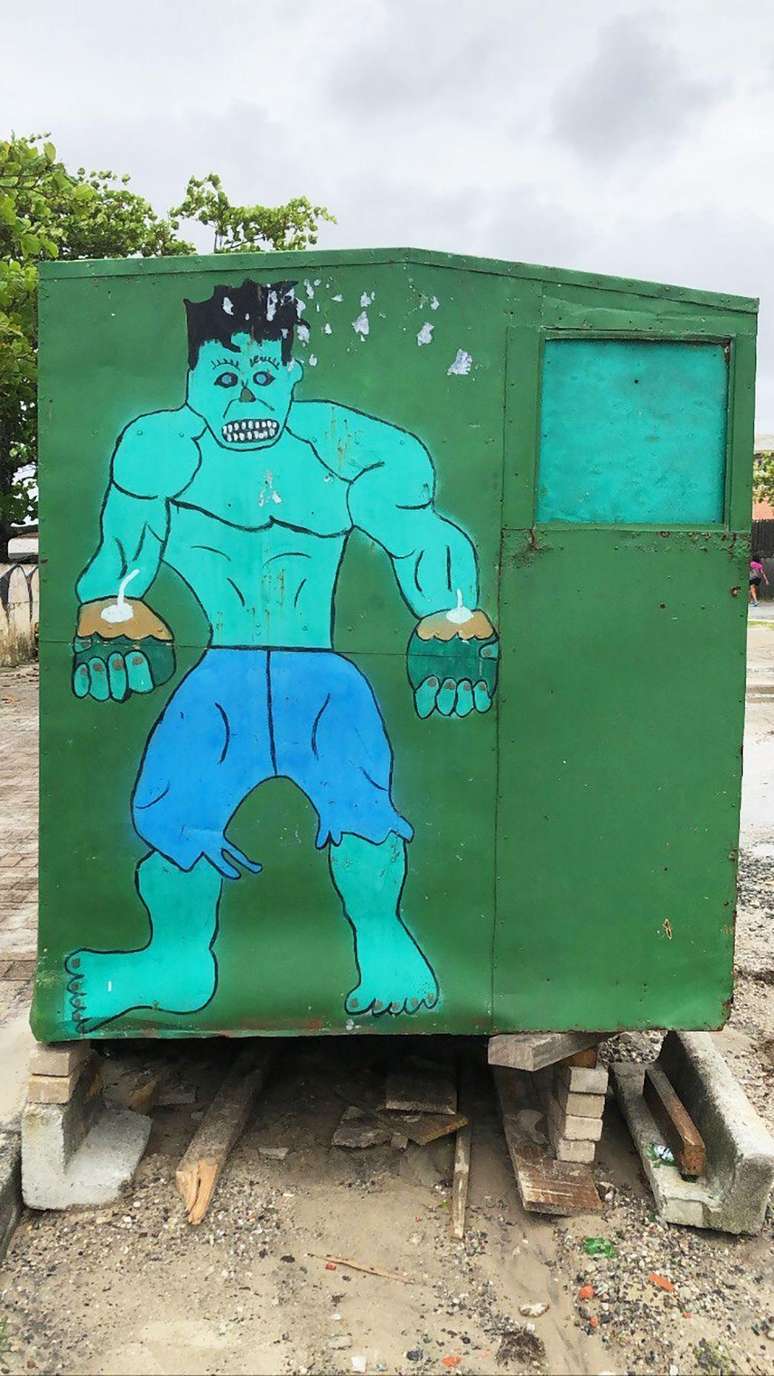 Hulk segurando cocos verdes numa barraca de praia em Guaratuba, Paraná