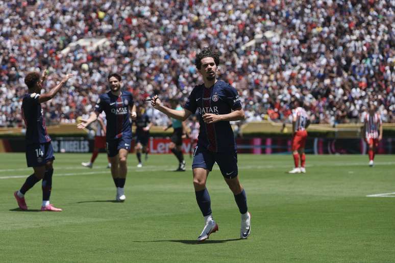Vitinha comemorando um dos gols do PSG contra o Atlético de Madrid 
