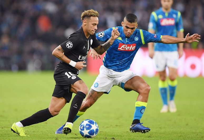Allan marcando Neymar em partida entre Napoli e PSG na Champions League 2018/2019 