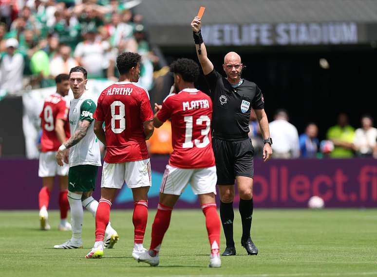 O árbitro Anthony Taylor mostrou cartão vermelho para Raphael Veiga, do Palmeiras, no jogo contra o Al Ahly