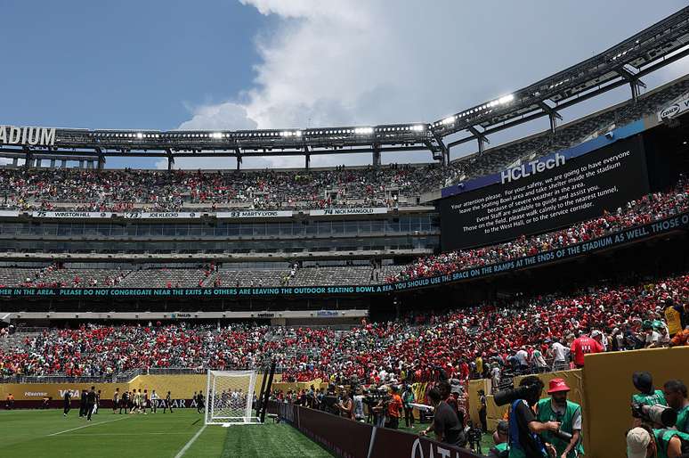 Telão no estádio de Nova Jersey exibe mensagem explicando a paralisação do jogo entre Palmeiras e Al Ahly por alerta de tempestade