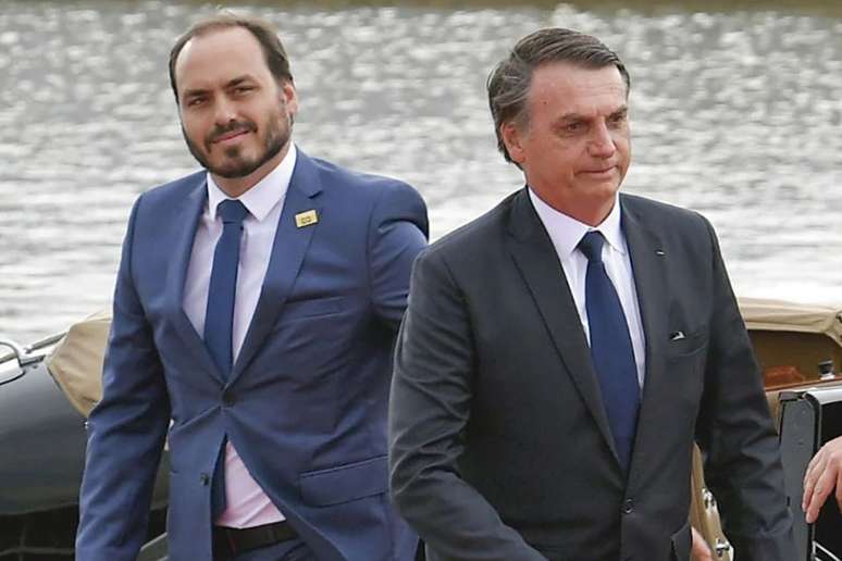 Carlos e Jair Bolsonaro teriam comandado 'Abin paralela', diz investigação