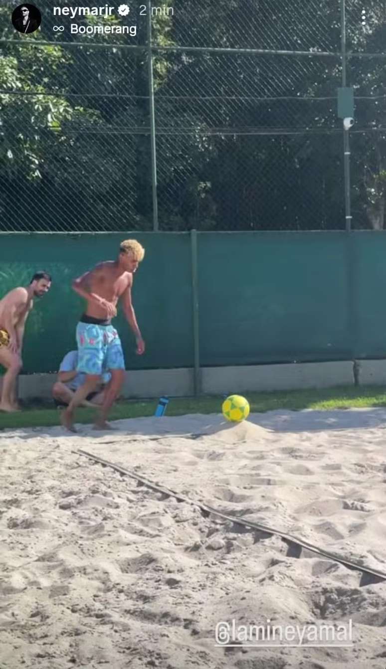 Lamine Yamal joga futevôlei na casa de Neymar, em Mangaratiba