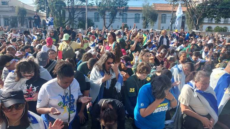 Fiéis fazem oração antes do início da 33ª Marcha para Jesus, na capital paulista