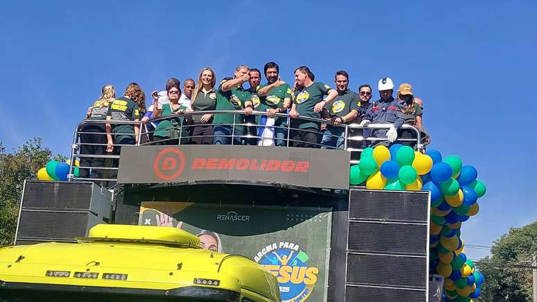Tarcísio e Ricardo Nunes, no centro do trio, participaram da Marcha para Jesus