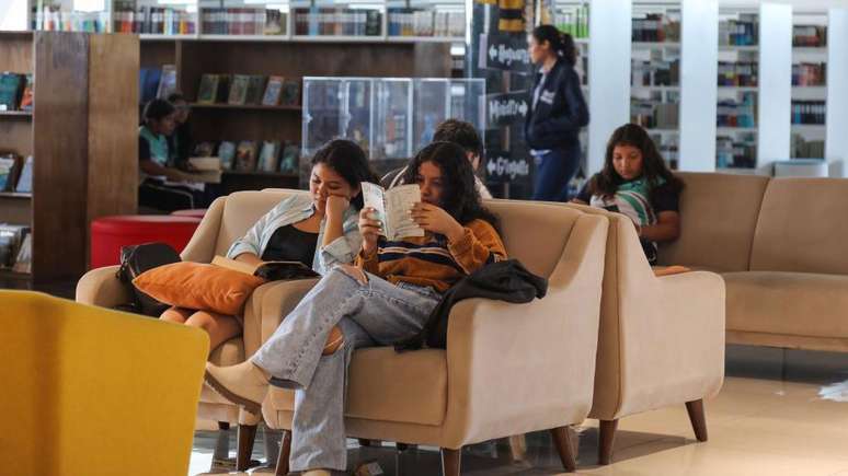 Visitar bibliotecas públicas, onde há diferentes tipos de livros, é uma ótima forma para experimentar a biblioterapia