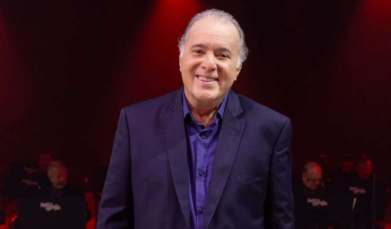 Tony Ramos faz aparição bastante rara ao lado da neta em noite de teatro com a família.