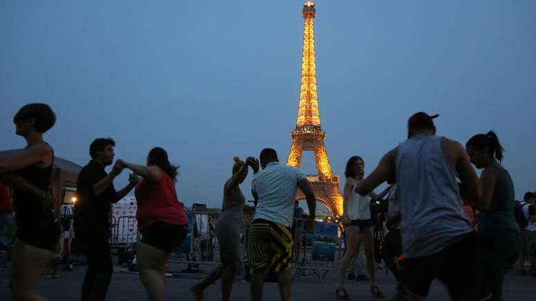 Este ano, muitos turistas europeus e americanos viajaram para Paris para participar da Festa da Música.
