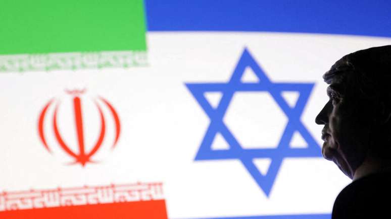 O presidente americano Donald Trump deve anunciar dentro de duas semanas sua decisão de intervir ou não no Irã.