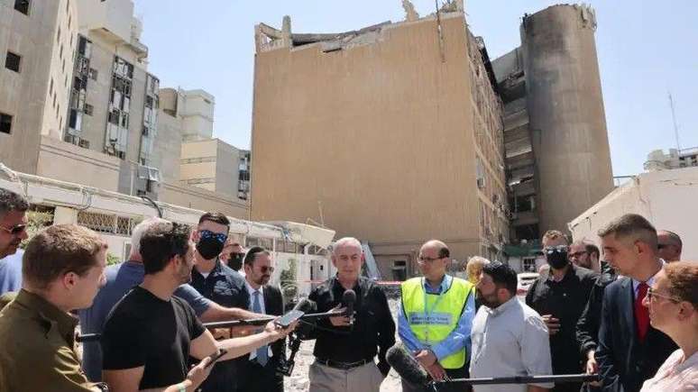 Netanyahu fala à imprensa durante visita ao complexo hospitalar Soroka, em Bersheba