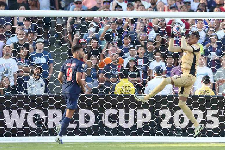 Jair encaixa a bola e evita um lance de perigo do PSG.